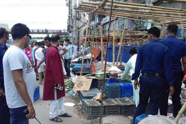 ঢাকা-চট্রগ্রাম মহাসড়কে পুলিশের উচ্ছেদ অভিযান