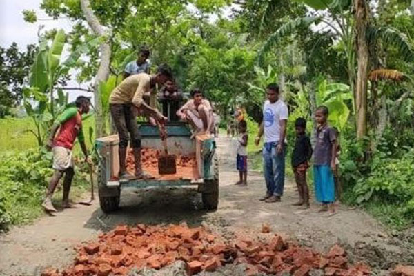স্বেচ্ছাশ্রমে রাস্তা মেরামত করছে বিভিন্ন বিশ্ববিদ্যালয়ের শিক্ষার্থীরা