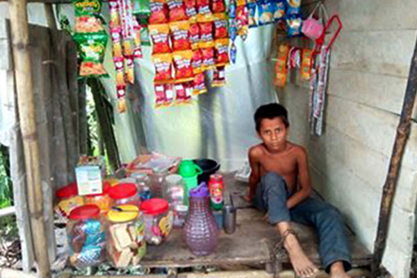 করোনা এড়াতে শিশুকে শিকলে বেঁধে রাখেন মা 