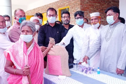 রাজবাড়ীতে প্রতিবন্ধী ও দুস্থদের মাঝে খাদ্য সামগ্রী বিতরণ