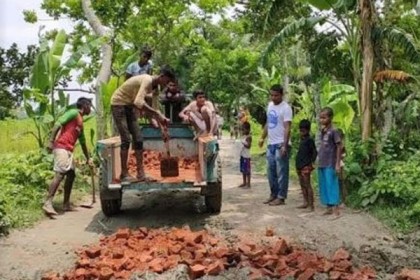 স্বেচ্ছাশ্রমে রাস্তা মেরামত করছে বিভিন্ন বিশ্ববিদ্যালয়ের শিক্ষার্থীরা