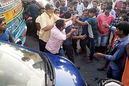 শরীর ঘেঁষে হাঁচি দেয়ায় পিস্তল নিয়ে তেড়ে এলেন এমপির দেহরক্ষী