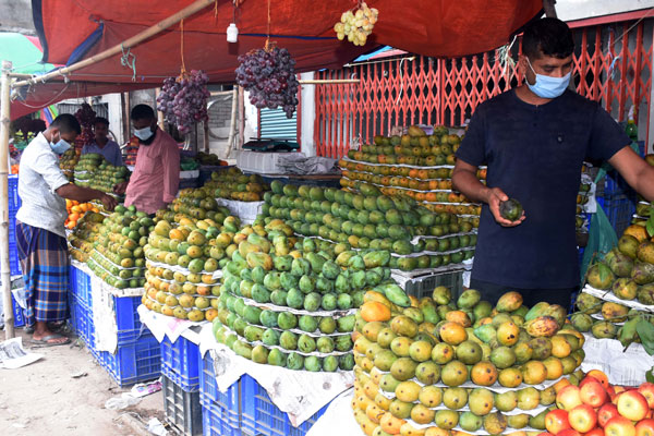 কুমিল্লার বাজারে ফল আছে, ক্রেতা নেই 