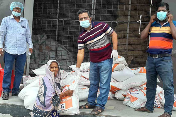 প্রধানমন্ত্রীর বিশেষ বরাদ্দের চাল পেল পানিবন্দী ৫শ পরিবার  