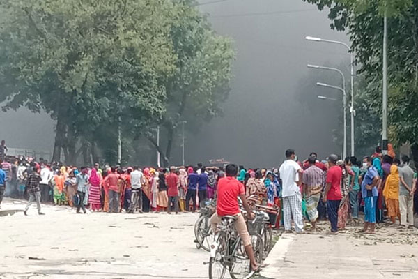 নীলফামারীতে কর্মী ছাঁটাইয়ের প্রতিবাদে বিক্ষোভ, ভাঙচুর