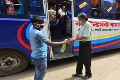 জীবাণুনাশক নয়, বাসযাত্রীদের হাতে দেওয়া হচ্ছে ‘রঙিন পানি’!