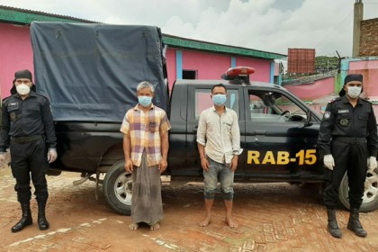 টেকনাফে ২০ হাজার ইয়াবাসহ আটক ২