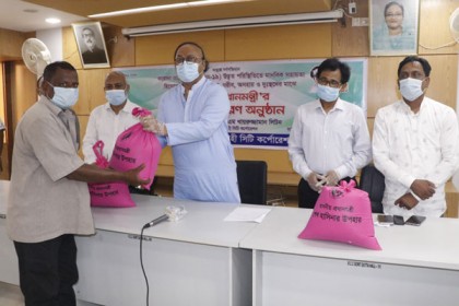 এক হাজার ব্যক্তিকে প্রধানমন্ত্রীর উপহার দিলেন রাসিক মেয়র