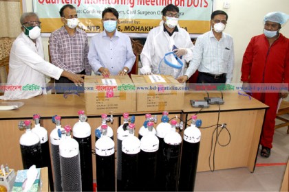 বগুড়ায় আইসোলেন ইউনিটে অক্সিজেন সামগ্রী প্রদান এমপি সিরাজের