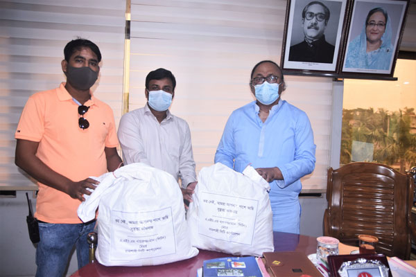 করোনায় আক্রান্তদের বাড়ি পৌঁছে যাচ্ছে রাসিক মেয়রের উপহার
