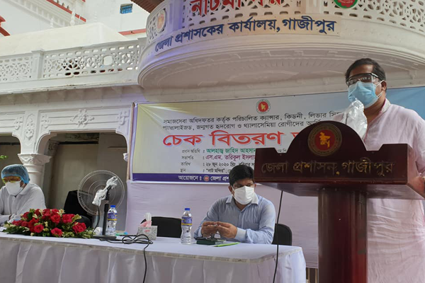 গাজীপুরে আর্থিক সহায়তা প্রদান করলেন যুব ও ক্রীড়া প্রতিমন্ত্রী