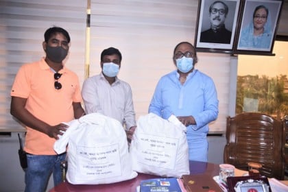 করোনায় আক্রান্তদের বাড়ি পৌঁছে যাচ্ছে রাসিক মেয়রের উপহার