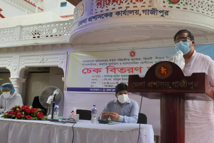গাজীপুরে আর্থিক সহায়তা প্রদান করলেন যুব ও ক্রীড়া প্রতিমন্ত্রী