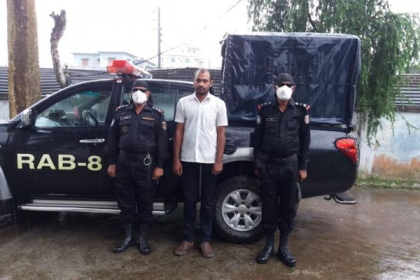 পটুয়াখালীতে অস্ত্রসহ সন্ত্রাসী আটক