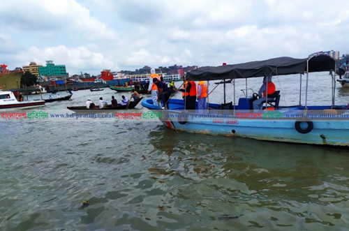 বুড়িগঙ্গায় ডুবে যাওয়া লঞ্চ উদ্ধারে তৎপরতা চলছে