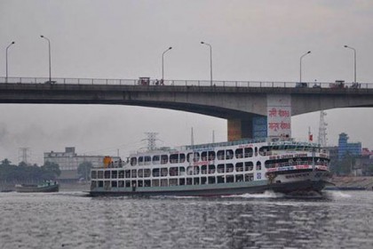 উদ্ধারকারী জাহাজের ধাক্কায় বুড়িগঙ্গা সেতুতে ফাটল (ভিডিও)