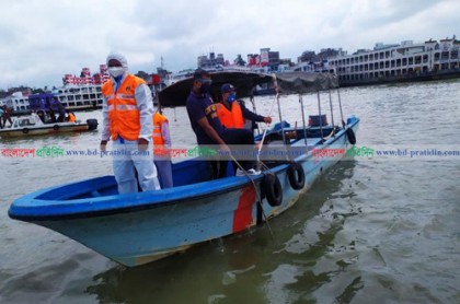 অর্ধশতাধিক যাত্রী নিয়ে বুড়িগঙ্গায় লঞ্চডুবি
