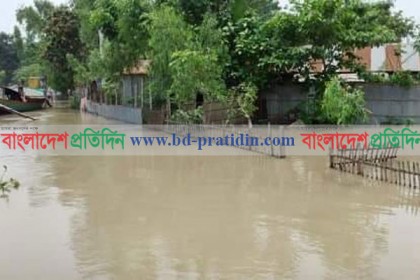 লালমনিরহাটে হাজারো মানুষ পানিবন্দি, ত্রাণ না পাওয়ার অভিযোগ