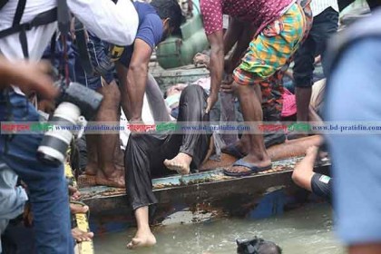 বুড়িগঙ্গায় লঞ্চডুবি: উদ্ধার হচ্ছে একের পর এক লাশ