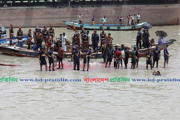 ২৬ ঘণ্টা পর উদ্ধার বুড়িগঙ্গায় ডুবে যাওয়া লঞ্চ