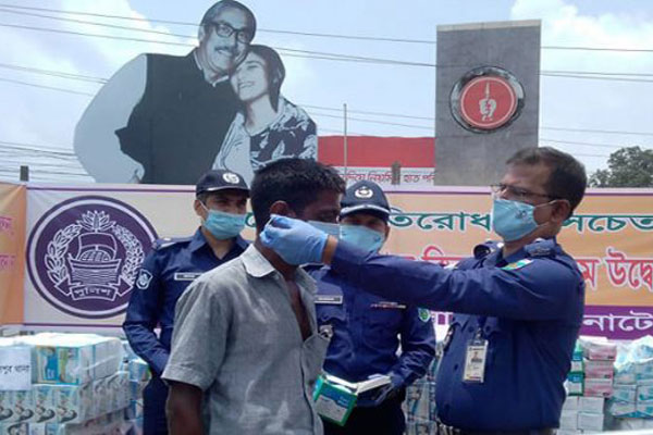 নাটোরে ৬০ হাজার মাস্ক বিতরণ শুরু করেছে জেলা পুলিশ