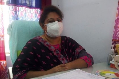 শরীয়তপুরে করোনা রোগী দেখছেন করোনা পজেটিভ ডাক্তার