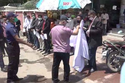 ব্রাহ্মণবাড়িয়ায় পুলিশি বাধায় শিক্ষানবীশ আইনজীবীদের মানববন্ধন পণ্ড