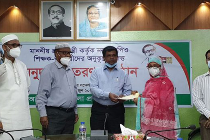 নাটোরে নন-এমপিও শিক্ষক-কর্মচারীদের অনুদান বিতরণ