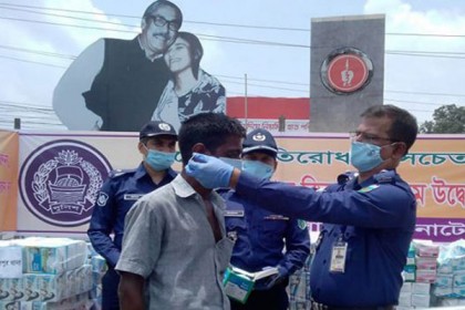 নাটোরে ৬০ হাজার মাস্ক বিতরণ শুরু করেছে জেলা পুলিশ
