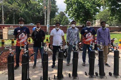 'জয় বাংলা অক্সিজেন সেবা’ এগিয়ে নিতে ১০টি অক্সিজেন সিলিন্ডার উপহার 