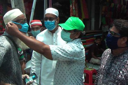 নাটোরে হ্যান্ড স্যানিটাইজার, মাস্ক ও লিফলেট বিতরণ