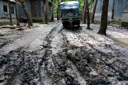 মধুখালীতে সড়ক জুড়ে কাদামাটি, গ্রামবাসী দুর্ভোগে