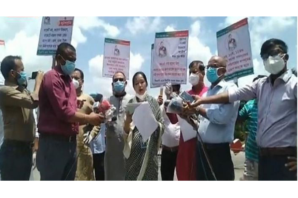 বাজেট প্রত্যাখ্যান করে সংসদের বাইরে বিএনপির এমপিদের বিক্ষোভ
