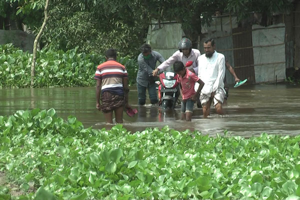 নেত্রকোনায় পাহাড়ি ঢলে তলিয়ে গেছে সড়ক, নৌকা দিয়ে পারাপারে ভোগান্তি