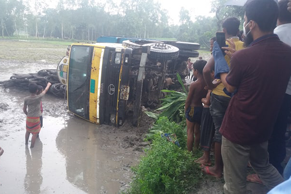 রংপুরে ট্রাক উল্টে ৪ শ্রমিক নিহত