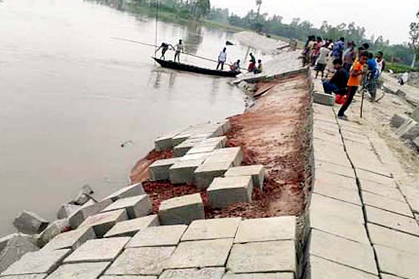 নদী রক্ষা বাঁধের ব্লক নদীই খাচ্ছে!