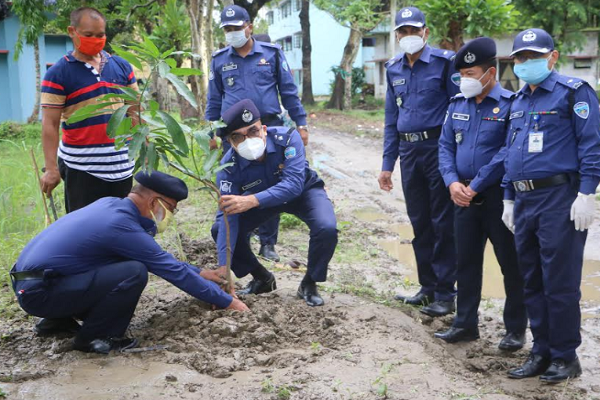 নোয়াখালীর পুলিশ লাইন্সে পরিত্যক্ত জায়গা সংস্কার করে বৃক্ষরোপণ