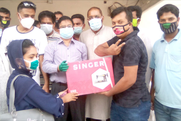 এলাকা থেকে বিতারিত দম্পতির করোনা জয়, সেলাই মেশিন প্রদান