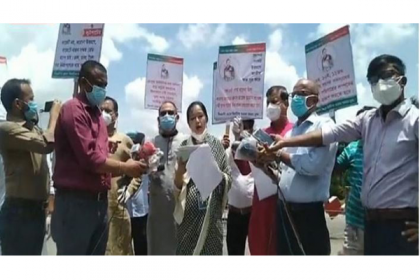 বাজেট প্রত্যাখ্যান করে সংসদের বাইরে বিএনপির এমপিদের বিক্ষোভ