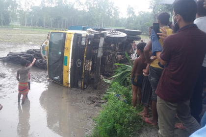 রংপুরে ট্রাক উল্টে ৪ শ্রমিক নিহত