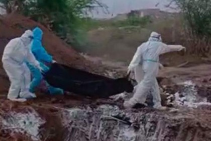 ভারতে করোনা আক্রান্ত লাশ ছুঁড়ে ফেলার ভিডিও নিয়ে বিতর্ক