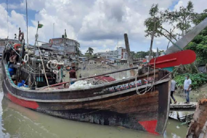 নিষেধাজ্ঞা অমান্য করে ইলিশ শিকার, ফিশিং ট্রলার আটক