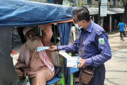 করোনাজয়ী পুলিশ পরিদর্শকের মাস্ক বিতরণ