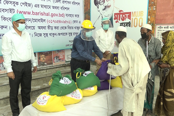 বরিশালে কর্মহীন এক হাজার মানুষের মাঝে ত্রাণ বিতরণ