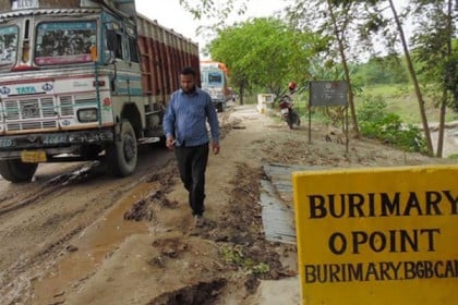 লালমনিরহাটে বুড়িমারী স্থলবন্দরে আমদানি-রপ্তানি শুরু