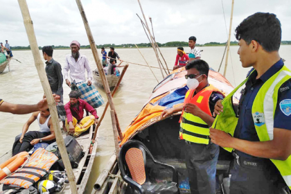 হিজলার শেওরা নদীতে ট্রলার ডুবে নানী-নাতি নিখোঁজ
