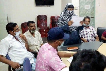 প্রতিদ্বন্দ্বী প্রার্থীর বিরুদ্ধে নারী ইউপি সদস্যের সংবাদ সম্মেলন