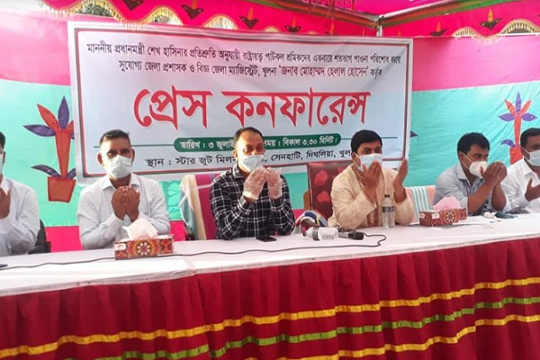 খুলনায় আনন্দে কাঁদলেন পাটকল শ্রমিকরা, মিষ্টি বিতরণ  