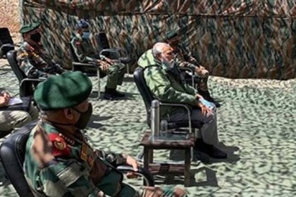 উত্তেজনার মাঝেই হঠাৎ লাদাখে নরেন্দ্র মোদি
