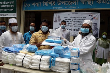 সিংড়ায় কর্তব্যরত চিকিৎসকদের সুরক্ষা সামগ্রী দিলেন পলক